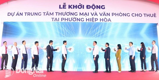 Lãnh đạo tỉnh và đại diện chủ đầu tư, đơn vị đối tác thực hiện nghi thức khởi động dự án. Ảnh: Phạm Tùng