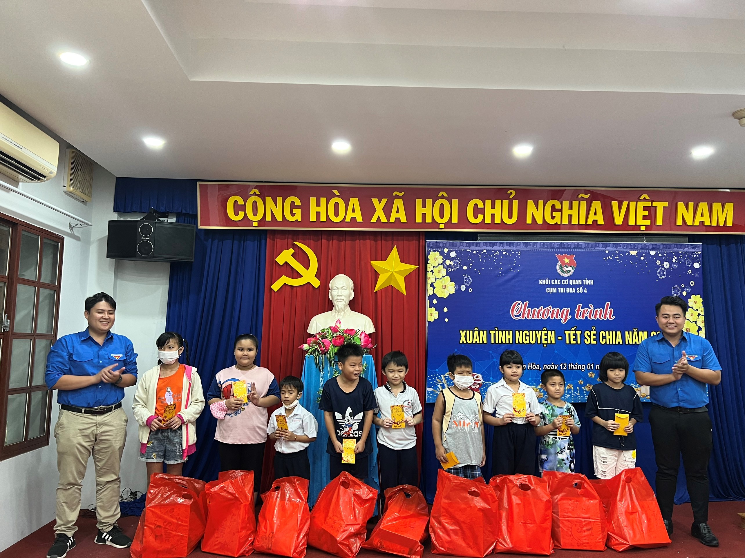xuân tình nguyên 1.jpg