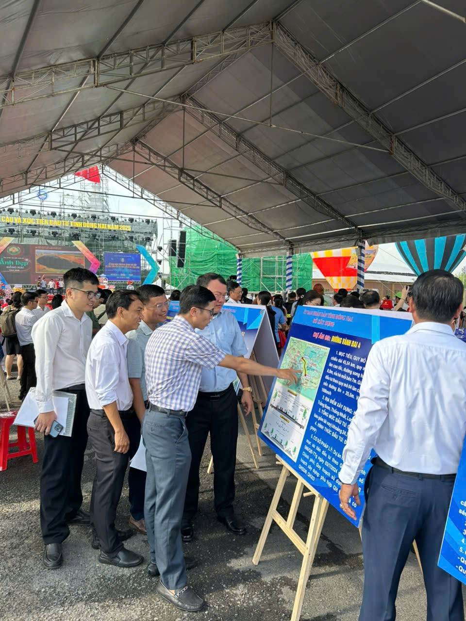 Hình 4 (Công chức Sở Xây dựng đang hướng dẫn, thông tin về các dự án xúc tiến đầu tư tại Hội nghị).png