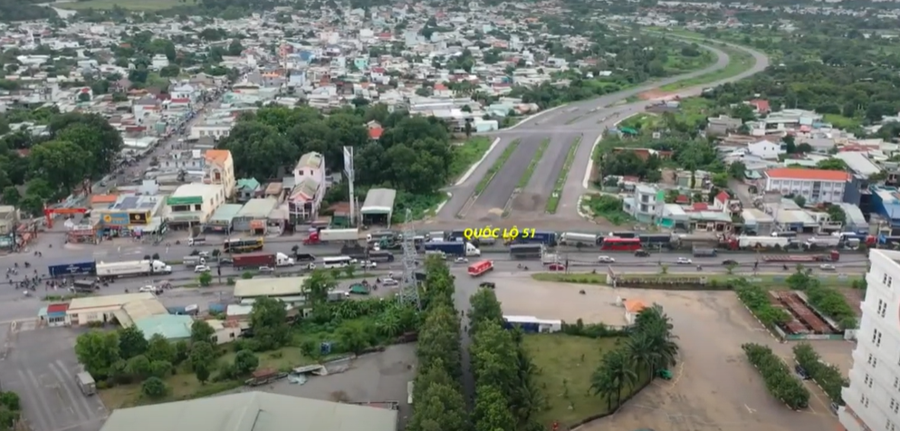'A road with cars and buildings in the background

AI-generated content may be incorrect.'