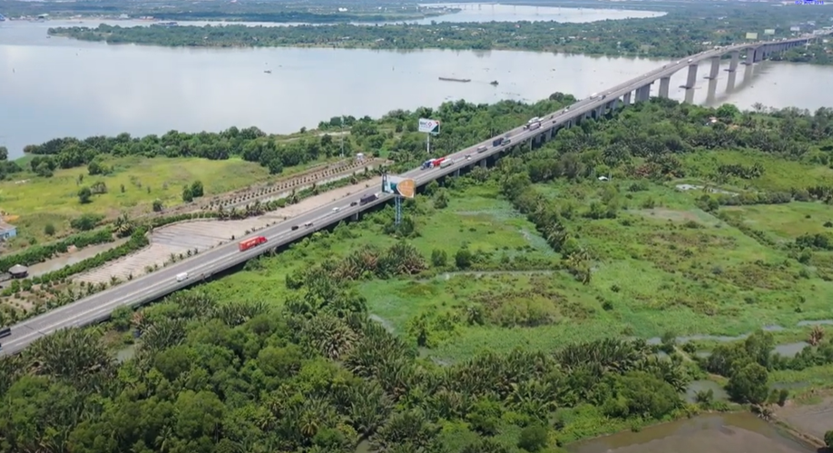 'A bridge over a river

AI-generated content may be incorrect.'